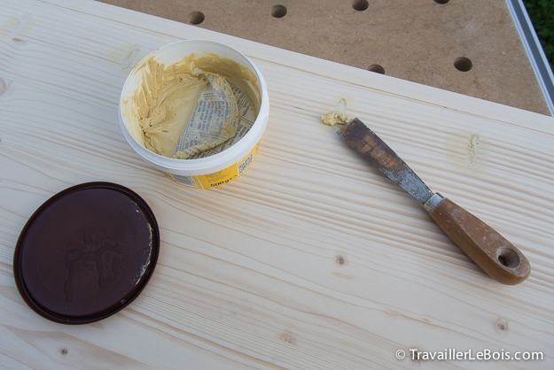 Reboucher trou avec pâte à bois