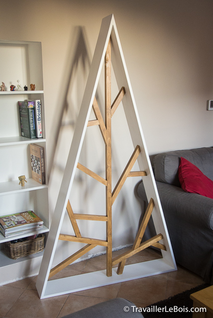 Un sapin de Noël en bois contemporain